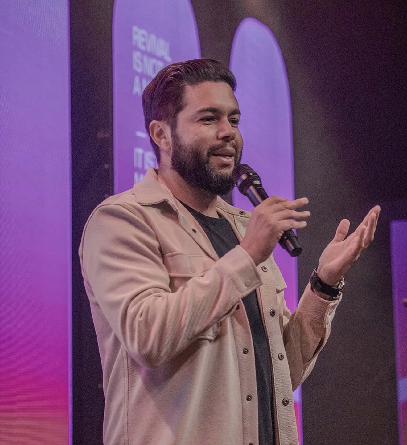 Pastor Denis Diniz pregando durante um culto